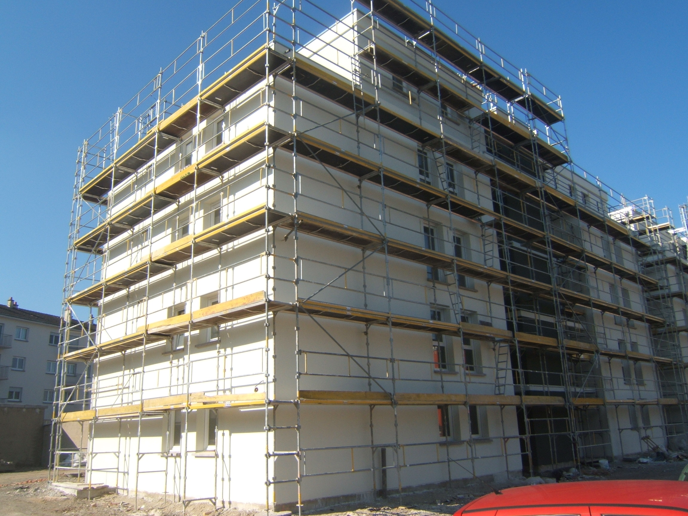 Échafaudages fixes utilisés pour la couverture de façades et travaux de construction